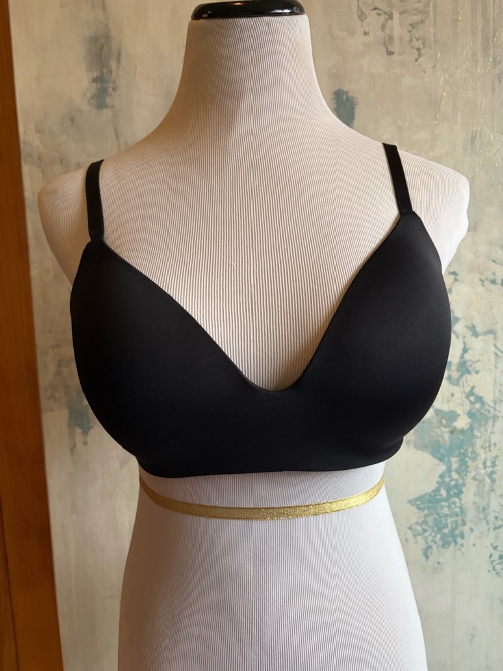 Victoria's Secret 34DD Black V-Plunge Seamless Bra. Can be made Strapless. NWOT